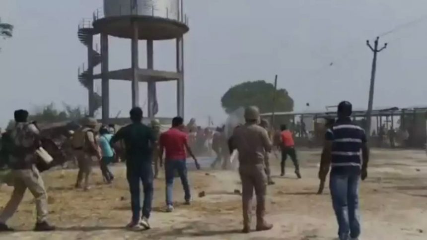 Stone pelting in Lucknow, 6 people including a woman inspector got head injuries
