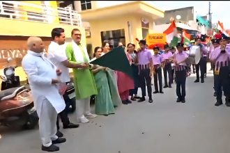 Children of Vidyasagar School came out with tricolour in their hands and respect for the army