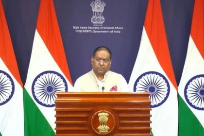 अमेरिका के राष्ट्रपति डोनाल्ड ट्रंप के एक बार फिर भारत-पाकिस्तान के बीच सीजफायर कराने के दावे पर भारत के विदेश मंत्रालय का बयान आया। वीकली प्रेस ब्रीफिंग में विदेश मंत्रालय के प्रवक्ता रणधीर जायसवाल ने कहा कि भारत-पाकिस्तान के बीच कोई भी संबंध बाइलेट्रल होना चाहिए, बातचीत और आतंकवाद एक साथ नहीं चल सकते। तुर्किये पर विदेश मंत्रालय ने कहा- हम उम्मीद करते हैं कि तुर्की, पाकिस्तान से यह अपील करेगा कि वह सीमा पार आतंकवाद को समर्थन देना बंद करे और उस आतंकी ढांचे के खिलाफ विश्वसनीय और ठोस कदम उठाए, जिसे उसने दशकों से पनाह दे रखी है। द्विपक्षीय रिश्ते एक-दूसरे की चिंताओं के प्रति संवेदनशीलता के आधार पर ही बनते हैं। रणधीर ने कहा कि सिंधु जल संधि तब तक स्थगित रहेगी जब तक पाकिस्तान आतंकवाद का समर्थन नहीं त्याग देता। जैसा कि हमारे PM ने कहा है- पानी और खून एक साथ नहीं बह सकते। व्यापार और आतंकवाद भी एक साथ नहीं चल सकते। इधर, जम्मू-कश्मीर में किश्तवाड़ के सिंहपोरा और छतरू इलाके में गुरुवार सुबह सुरक्षाबलों और आतंकियों की मुठभेड़ हुई। दोनों और से फायरिंग हुई, जिसमें सेना का जवान घायल हुआ था। इलाज के दौरान जवान की मौत हो गई। इन दोनों इलाकों में आतंकियों की तलाश जारी है। भारत ने अपने एक्शन की जानकारी चीन को दी थी NSA एनएसए और चीन के विदेश मंत्री बॉर्डर के मुद्दे पर स्पेशल रिप्रेजेंटेटिव वांग यी ने 10 मई 2025 को एक-दूसरे से बात की थी, जब NSA ने बॉर्डर पर आतंकवाद के खिलाफ भारत के एक्शन की जानकारी दी थी। चीन अच्छी तरह से जानता है कि आपसी विश्वास, आपसी सम्मान और आपसी संवेदनशीलता भारत-चीन संबंधों का आधार बने हुए हैं।