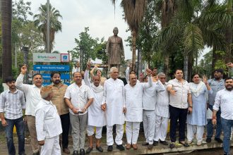 Spray paint thrown on the statue of former Prime Minister Pt. Nehru, Congressmen expressed displeasure