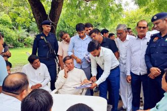 Minister Rajesh Nagar gave assurance to the people who came with the demand of sewer and pavement