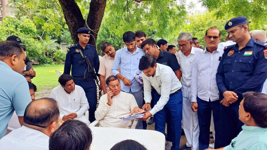 Minister Rajesh Nagar gave assurance to the people who came with the demand of sewer and pavement