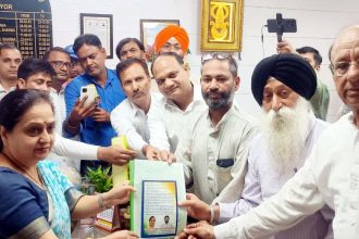 The delegation of the Referrer Mukt Sangharsh Samiti gave a memorandum of demands to Mayor Praveen Joshi