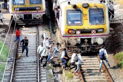 10 passengers fell from local train in Thane, 4 died