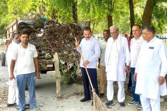 Cleaning was carried out using two tractors on the Park Hospital road in Blank Dito Sector 10.