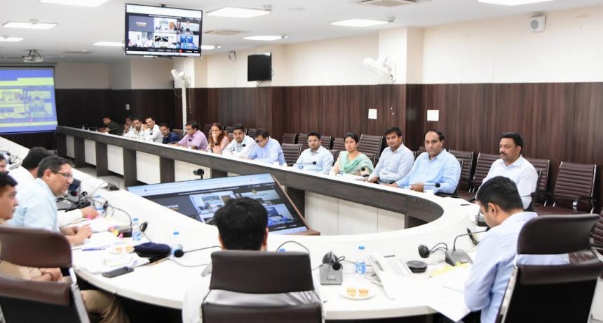 DC Vikram Singh reviewed the projects related to the Chief Minister's announcements and gave clear instructions to the officers for implementation.