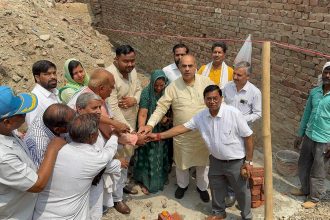 MLA P. Moolchand Sharma started the work of installing water tubewells in Atal Park along with the community hall