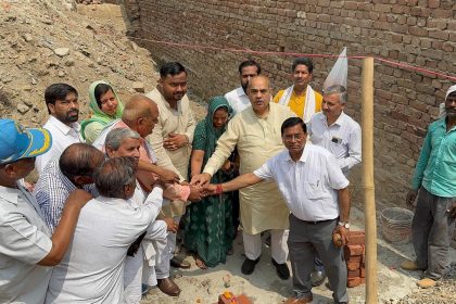 MLA P. Moolchand Sharma started the work of installing water tubewells in Atal Park along with the community hall