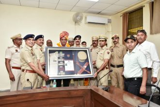 The Inspector of Palwal Police was given a farewell by gifting him the memories of the "khaki uniform" which is the pride of Haryana Police and wishing him good health and bright future on his retirement