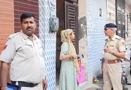 Locks of three houses including that of a female doctor were broken, thieves stole goods worth lakhs