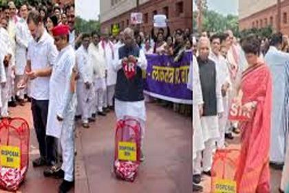 Rahul-Priyanka tore the posters with SIR written on them at the Parliament gate and threw them in the dustbin