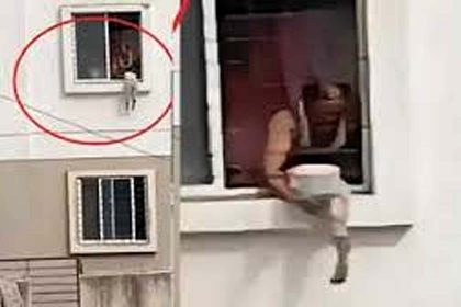 Girl hanged from the grill of the third floor in Pune