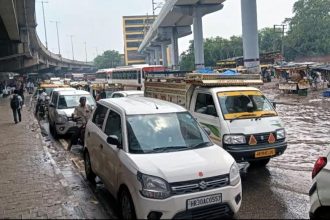 City flooded due to rain, drivers face traffic jam