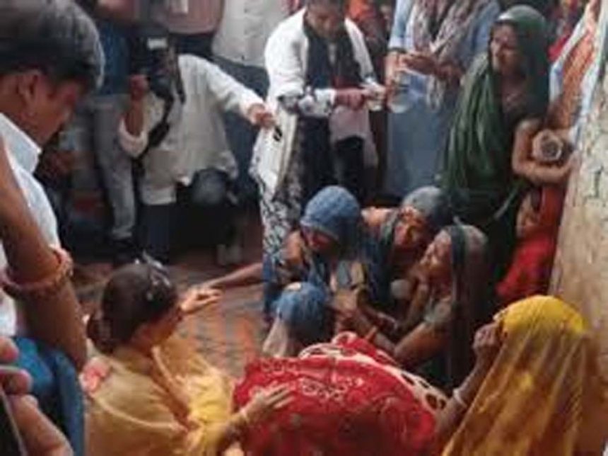 Vasundhara handed over cheque and joining letter to the victim's family