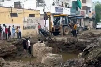 A young man fell into a pit along with his bike, was taken out by a crane, and dug for pillar construction