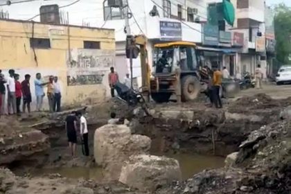 A young man fell into a pit along with his bike, was taken out by a crane, and dug for pillar construction