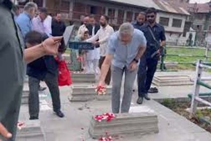 Omar Abdullah scaled the wall of the cemetery and read Fatiha