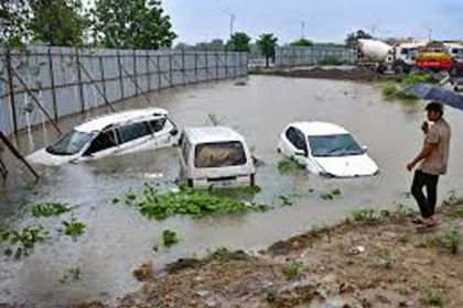 Flood situation in Delhi-NCR, vehicles floated, water entered houses in Nagpur