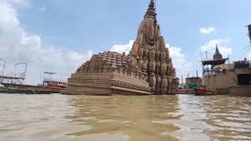 Cremation on the rooftop of Manikarnika Ghat in Varanasi