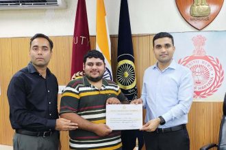 DC Vikram Singh honored Palash Saluja for his contribution in road safety