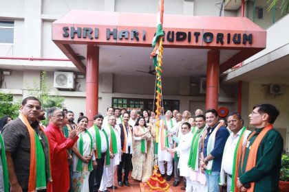 On Independence Day, Manav Seva Samiti honoured talents, prominent social worker Hukam Chand Lamba hoisted the flag