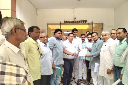 PWD Mechanical Workers Union - affiliated Sarva Karamchari Sangh Haryana gathered at the Bahrola office of Public Health Superintendent Engineer and demonstrated and submitted a memorandum.