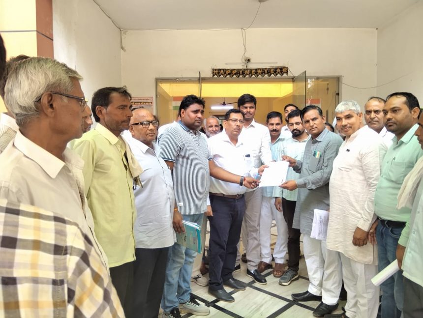 PWD Mechanical Workers Union - affiliated Sarva Karamchari Sangh Haryana gathered at the Bahrola office of Public Health Superintendent Engineer and demonstrated and submitted a memorandum.
