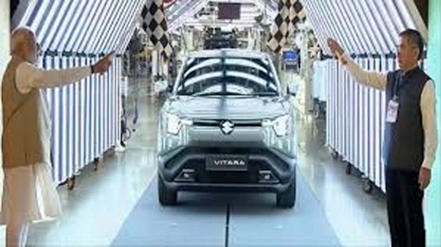Modi said- EVs with Made in India written on them will run in the world: Flagged off Maruti's first EV