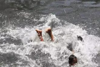 The conductor who went to take bath in Yamuna river near Manjhawali bridge drowned, the driver was saved by the villagers