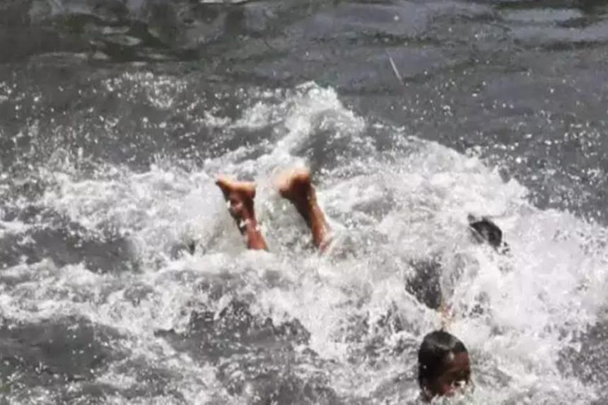The conductor who went to take bath in Yamuna river near Manjhawali bridge drowned, the driver was saved by the villagers