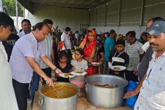 Sumit Gaur and Rotary Club Aravali distributed food items to the flood victims