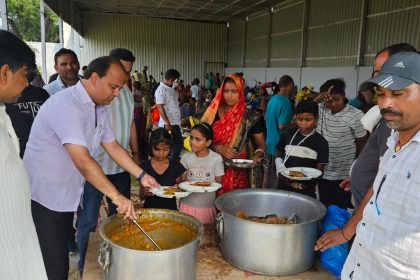 Sumit Gaur and Rotary Club Aravali distributed food items to the flood victims