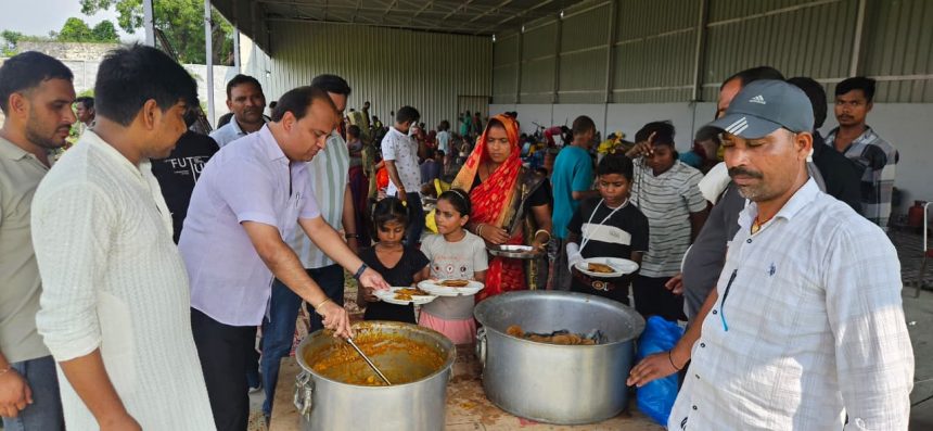 Sumit Gaur and Rotary Club Aravali distributed food items to the flood victims