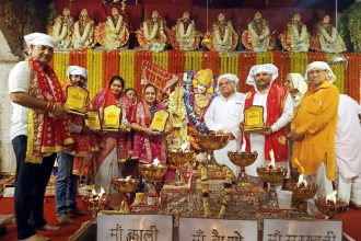 Mayor Praveen Joshi reached the court of the Mother Goddess to pay obeisance.