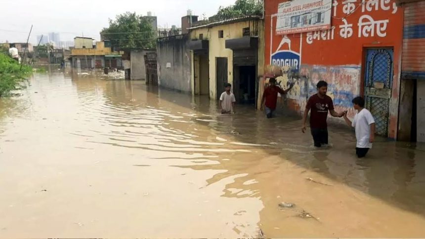 Yamuna's water level increased, more than 300 houses in Basantpur filled with water