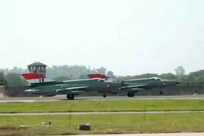 MiG-21 fighter jet takes its final flight, Air Force Chief flies it
