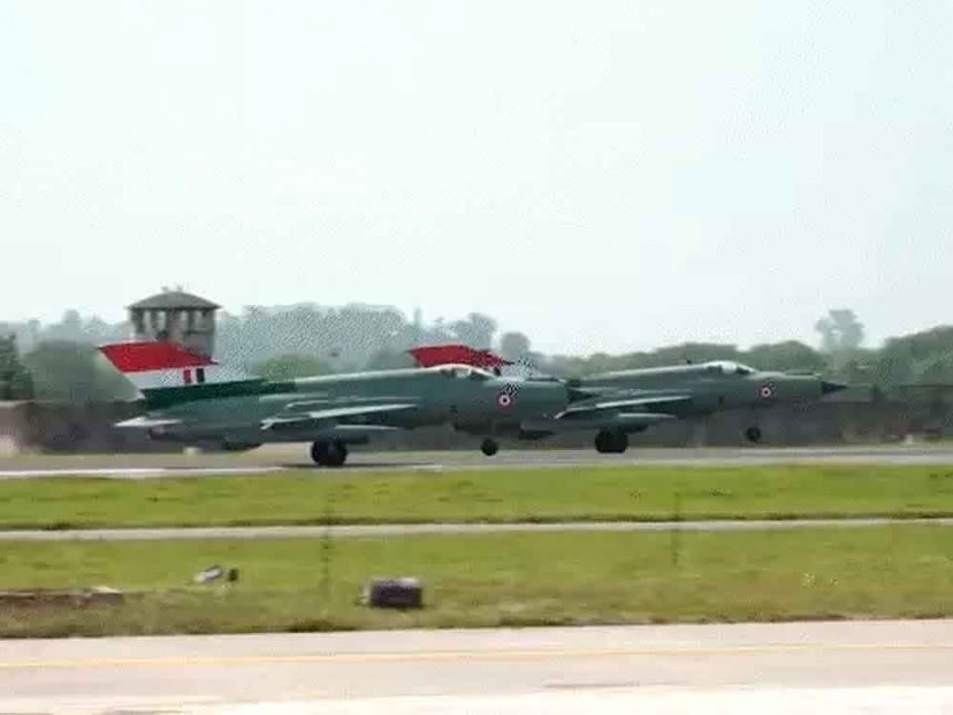 MiG-21 fighter jet takes its final flight, Air Force Chief flies it