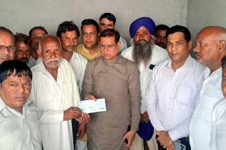Minister Rajesh Nagar handed over a cheque of Rs 4 lakh to the family of those who lost their child in the flood