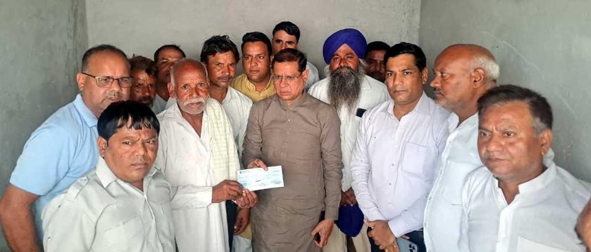 Minister Rajesh Nagar handed over a cheque of Rs 4 lakh to the family of those who lost their child in the flood
