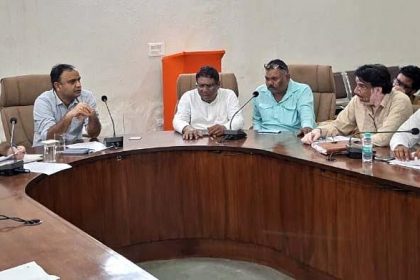 A meeting was held between the Municipal Commissioner and the Employees' Union, and a consensus was reached on referring the matter to the government for relaxation.