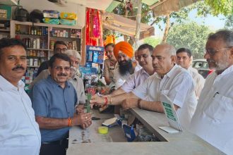 MLA Moolchand Sharma visited the market under the GST Savings Festival and made the public aware.