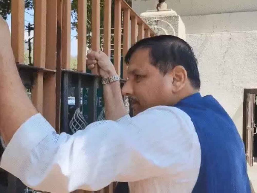 Sanjay Singh claims- put under house arrest in Srinagar: prevented from meeting Farooq