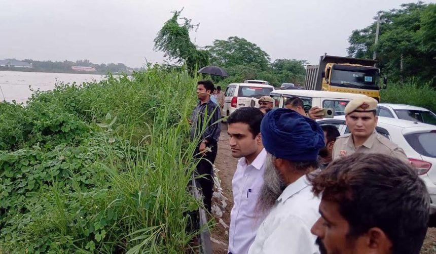 Yamuna water level increased, administration alert, DC and other officials visited