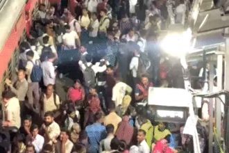 There is a huge crowd of people going to Bihar-UP at the railway stations.