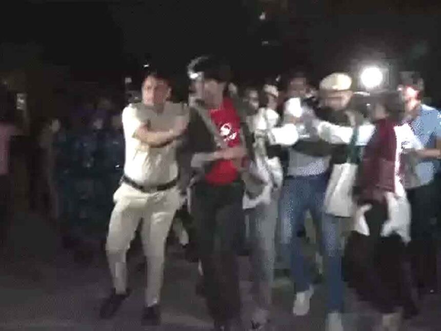 Rahul Gandhi said, "Why are those who demand clean air treated like criminals?"