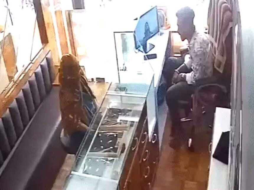 Ahmedabad: Woman throws chilli powder in shopkeeper's eyes