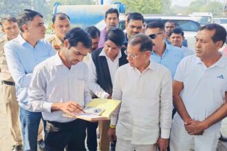 Minister Rajesh Nagar raided a petrol pump and collected samples.