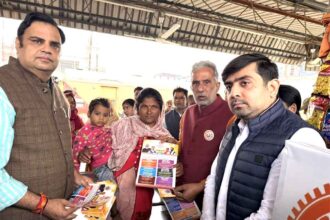Under the leadership of Krishan Pal Gurjar, the BJP launched a "passenger contact campaign" at Faridabad railway station, spreading the message of Swadeshi.