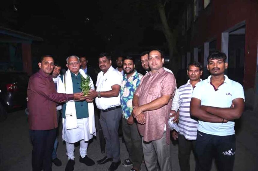 Union Minister Manohar Lal Khattar suddenly visited Sarai Khwaja School; he shared memories with old friends, leaving the minister emotional.