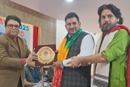 National Press Day was celebrated in Varanasi with great fanfare; the National Journalists Federation successfully organised the event.